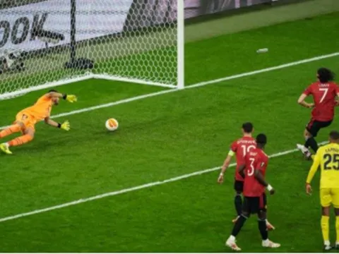 "Hãy xem kỹ năng của Cavani"