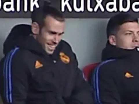 Hazard không được tung vào sân, Bale gật gù cười