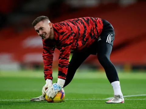 Man Utd sa sút, Saha khuyên Ole cân nhắc 1 điều về Dean Henderson