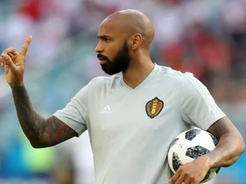 Henry: "Cậu ấy cần phải bịt tai lại và ra ngoài chiến đấu cho Arsenal..."