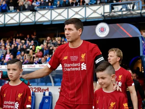 Heskey, Garcia ghi bàn trong trận đấu Gerrard khoác lên mình 2 màu áo