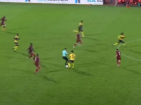 Trọng tài làm hỏng đường bóng của Quang Hải