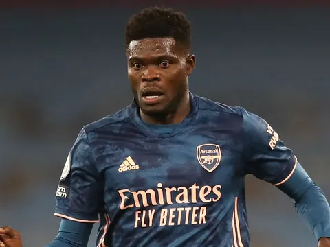 Hình ảnh cảm động ở khoảnh khắc tân binh 45 triệu bảng ra mắt Arsenal