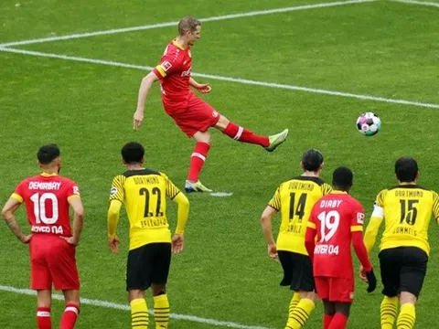 Hình ảnh chiếm tình cảm NHM: Lars Bender được tặng bàn thắng từ chấm 11m