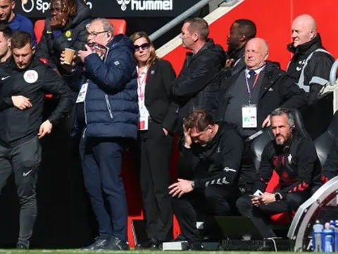 Hình ảnh đáng thương của HLV Southampton
