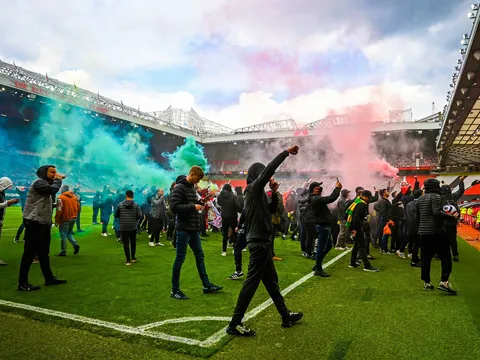 Hình ảnh điên rồ xuất hiện, Old Trafford thất thủ hoàn toàn