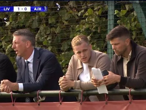 Hình ảnh gây chú ý của Van de Beek