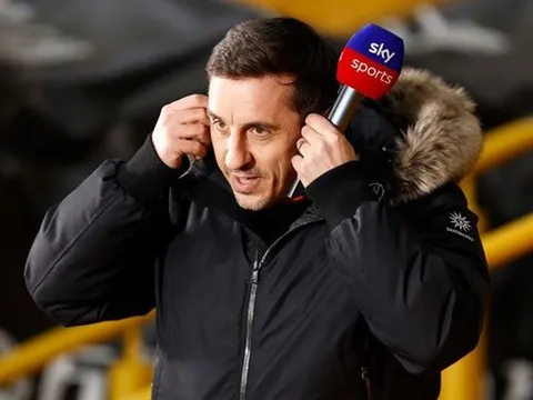 Hình ảnh lạ khiến Gary Neville bị trêu chọc