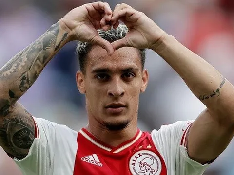 HLV Ajax văng tục với Antony