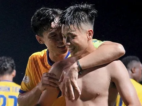 HLV Chu Đình Nghiêm nói gì khi chứng kiến siêu phẩm của Văn Đức?