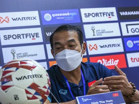 HLV Đinh Thế Nam tiết lộ lời dặn dò với thủ môn đá tiền đạo