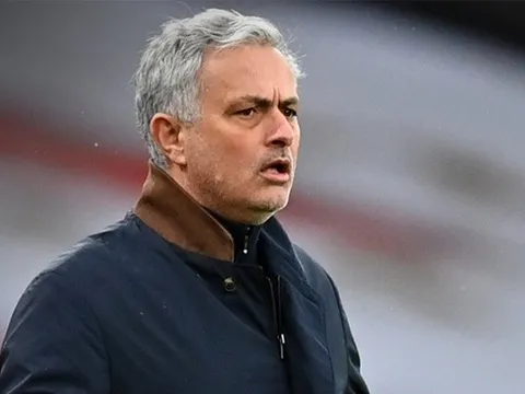 HLV đối thủ vào tù, Mourinho nói luôn 1 lời