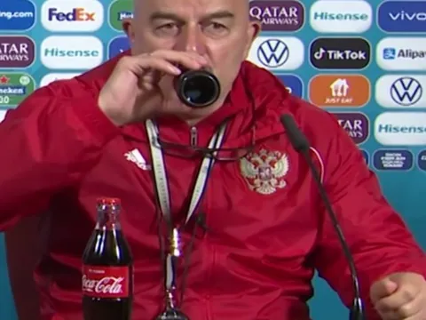 HLV ĐT Nga hành động gây sốt với chai Coca-Cola