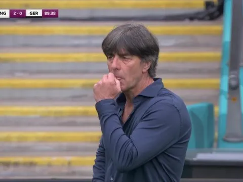 HLV Joachim Low chia tay EURO bằng hành động... ăn gỉ mũi