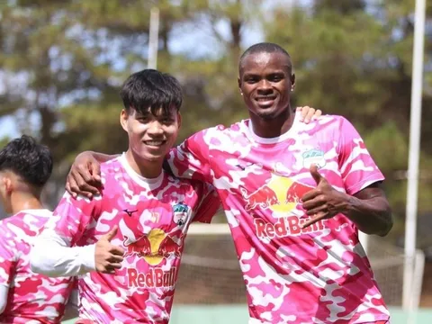 HLV Kiatisuk chốt danh sách HAGL dự V-League, dùng 12 cầu thủ sinh sau năm 2000