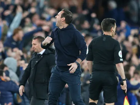 HLV Lampard vỡ òa khi học trò ghi bàn ở phút 90+2