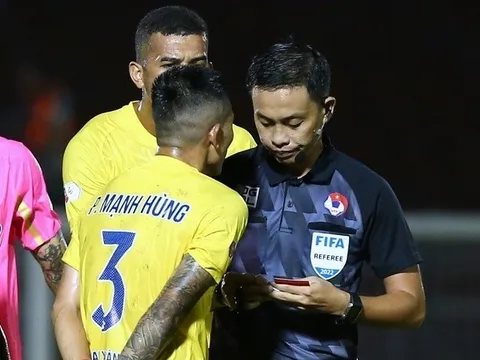 HLV Lê Văn Sỹ: 'Chiếc thẻ đỏ quá nặng'