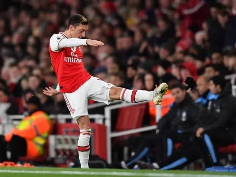 HLV Ljungberg lên tiếng, Ozil dự bị dài hạn?