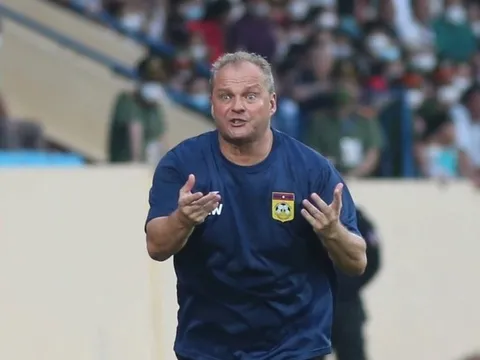 HLV người Đức so sánh U23 Lào với Man City