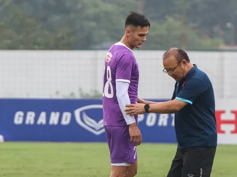 HLV Park chỉnh động tác cho tân binh Schmidt