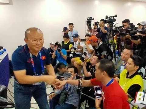 HLV Park Hang-seo có hành động đặc biệt sau trận đại thắng của U22 Việt Nam trước Lào