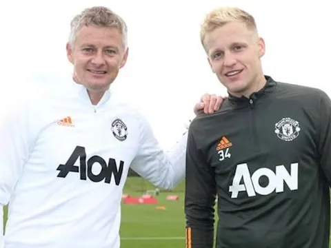 HLV Solskjaer tiết lộ điều đáng trông chờ vào Van de Beek