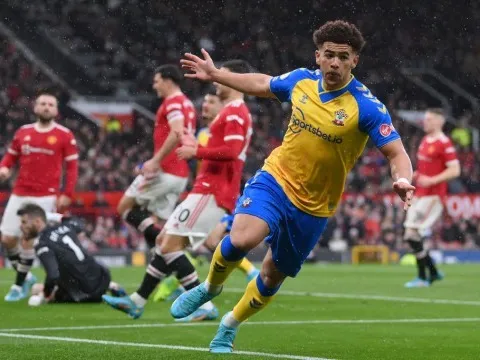 HLV Southampton chỉ thẳng điểm yếu của M.U