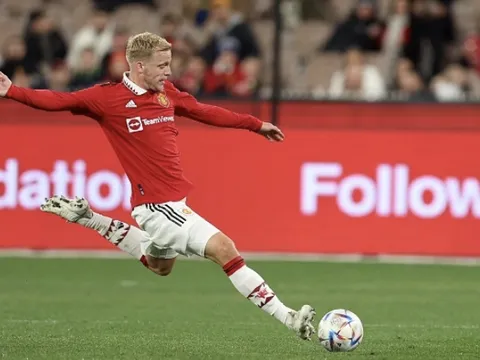 HLV Ten Hag sẵn sàng gạch tên Van de Beek