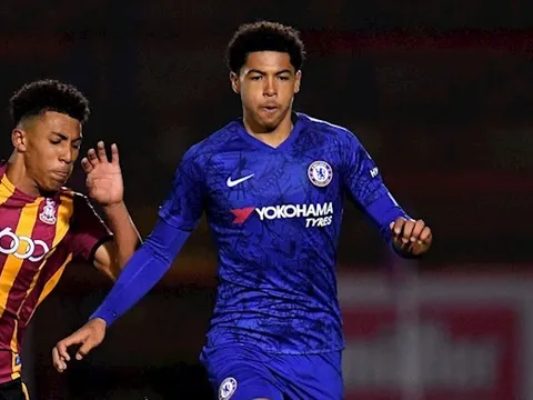 Hậu vệ Chelsea thành hàng hot trên TTCN