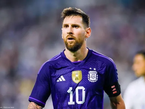 HLV tuyển Argentina so sánh Messi với Federer