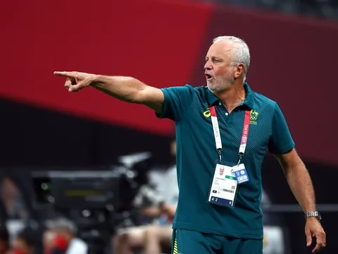 HLV tuyển Australia lỡ trận gặp Việt Nam