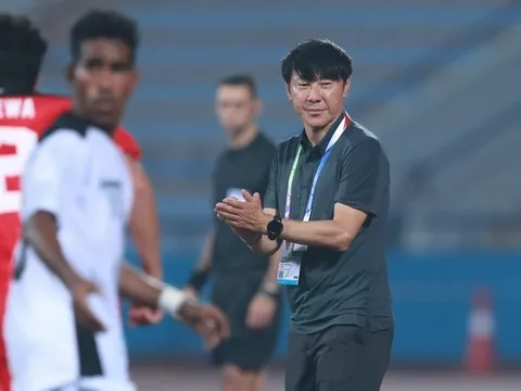 HLV U23 Indonesia ngăn học trò xô xát khi Ronaldo bị phạm lỗi
