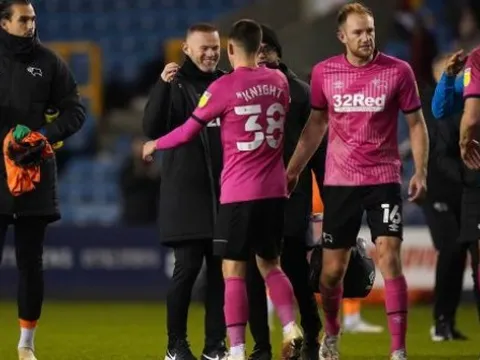 Rooney trổ tài huấn luyện, giúp CLB cũ của Lampard chấm dứt chuỗi 11 trận không thắng