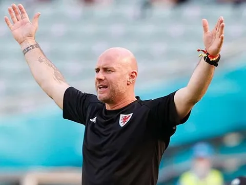 HLV xứ Wales: "Thẻ đỏ thật không tin được"