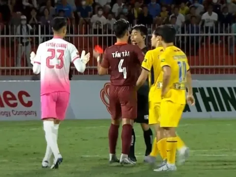 Hồ Tấn Tài bị phạt vì giấu thẻ đỏ của trọng tài