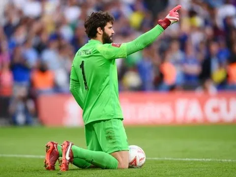 Hóa người hùng, Alisson nhắc đến Edouard Mendy