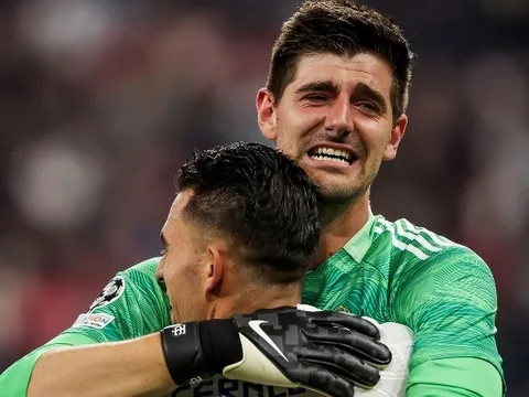 Hóa siêu nhân, Thibaut Courtois ôm đồng đội khóc nấc