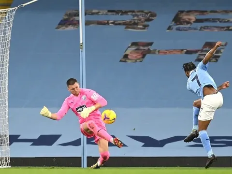 Hóa 'thánh' khiến Man City ôm hận, cựu sao Man United phấn khởi