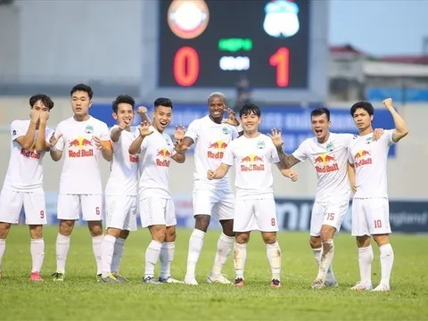 8 hệ lụy khó tránh khi V-League hoãn đến 2022