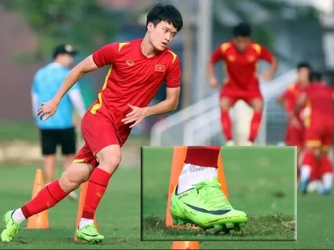 Hoàng Đức khắc tên người đặc biệt trên giày