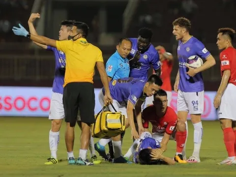 Hoàng Thịnh lên xe cứu thương, nói với Hùng Dũng một điều