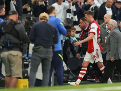 Hàng thủ Arsenal tan nát