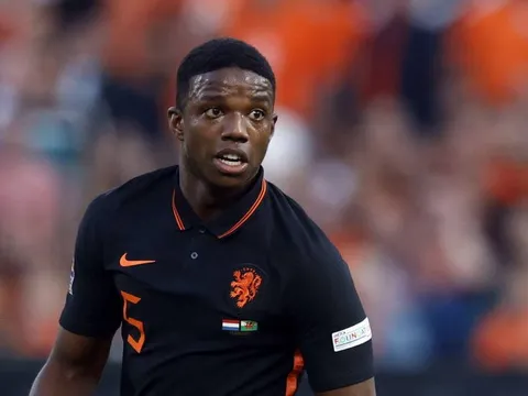 Ten Hag nhận lời cảnh báo 'tự mãn, kiêu ngạo' ở bản hợp đồng đầu tiên