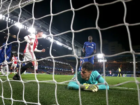 Hơn 2 người suốt 25 phút, sao Chelsea vẫn để Ajax có 1 điểm?
