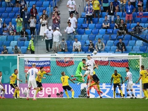 Hỗn loạn phút bù giờ, Thụy Điển hú vía vượt ải Slovakia