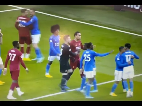 Hỗn loạn sân Anfield, sao Leicester tính tẩn cả Robertson lẫn đồng đội
