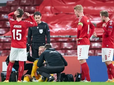 Nỗi khiếp đảm Cech tái hiện, Kasper Schmeichel gục xuống sân đáng sợ