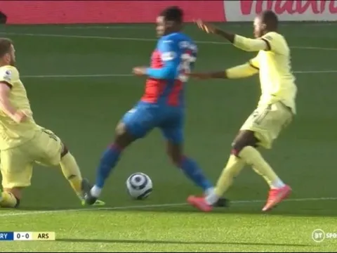 CĐV Arsenal giận dữ: "Một cú tắc bóng kinh dị..."