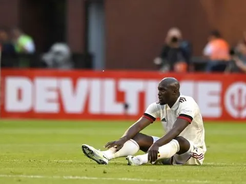 Húc văng sao Man City, Lukaku dính chấn thương