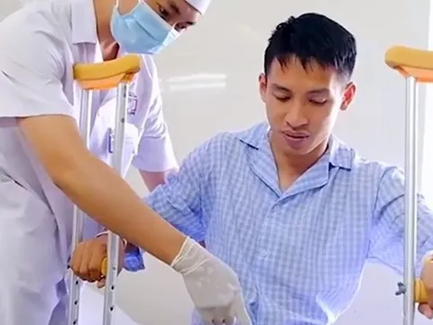 2 ngày sau ca mổ, Hùng Dũng kiên cường trong những hình ảnh mới nhất